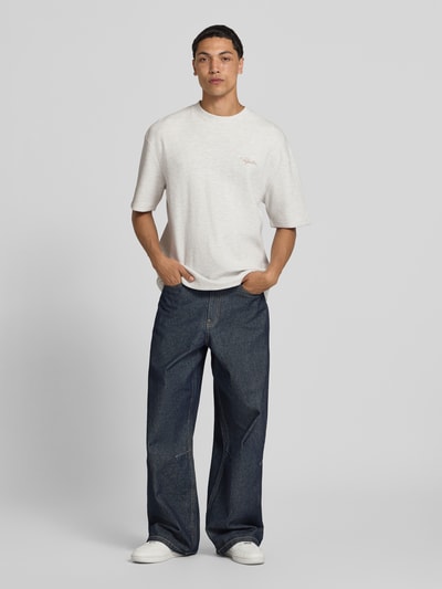 Männermodel trägt Oversized T-Shirt mit Strukturmuster und Label-Stitching von Pegador in Reine Baumwolle, Herren T-Shirt, Ganzkörperansicht von vorne.