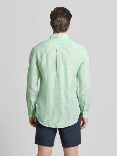 Männermodel trägt Regular Fit Freizeithemd aus reinem Leinen von Polo Ralph Lauren, grün-weiß gestreift, Ganzkörperansicht Rückansicht.
