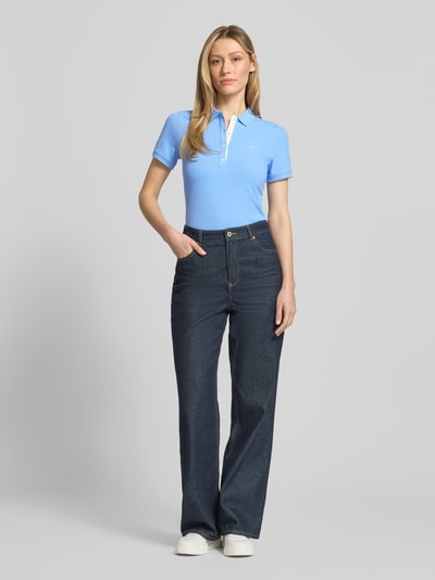 Vrouwenmodel draagt Slim Fit Poloshirt met Label-Stitching van Gant, mix van katoen en elastaan, knoopsluiting, ruglengte bij maat S 59 cm, lichtblauw, gladde textuur, eenvoudige vormen, casual stijl, slanke pasvorm, geheelbeeld voorkant