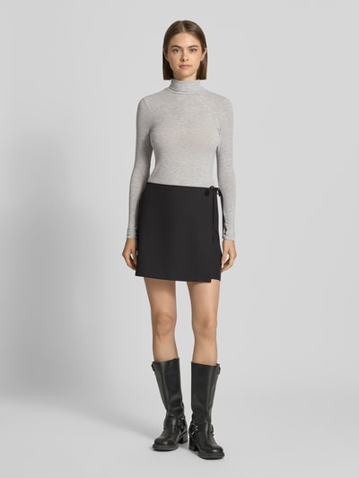 Frauenmodel trägt Regular Fit Langarmshirt mit Viskose-Anteil Modell 'GLAMOUR' von ONLY, Damen Langarmshirt, hellgrau, Ganzkörperansicht von vorne.