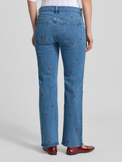 Vrouwenmodel draagt Relaxed Straight Fit Jeans met Stickerei van GAP in blauw met rood borduursel, mix van katoen en elastaan, 5-pocketmodel, knoop- en ritssluiting, bandwijdte 39 cm, binnenbeenlengte 79 cm, geheel Ansicht rugaanzicht.