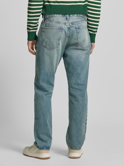 Männermodel trägt Straight Leg Jeans im 5-Pocket-Design von GAP in hellblau, Reine Baumwolle, Relaxed-Fit, Ganzkörperansicht Rückansicht.