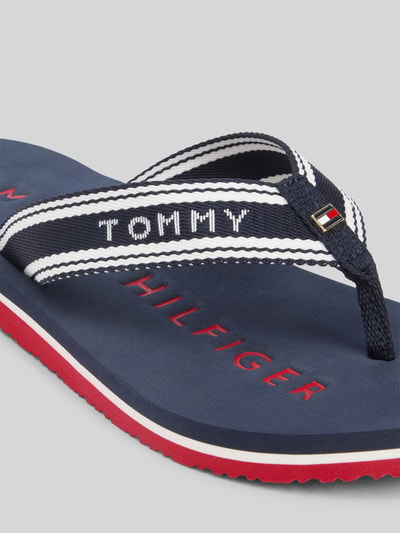 Produktfoto, Zehentrenner mit Logo Details von Tommy Hilfiger in Two-Tone-Optik, abgerundete Schuhspitze, flache Absatzform, Damen