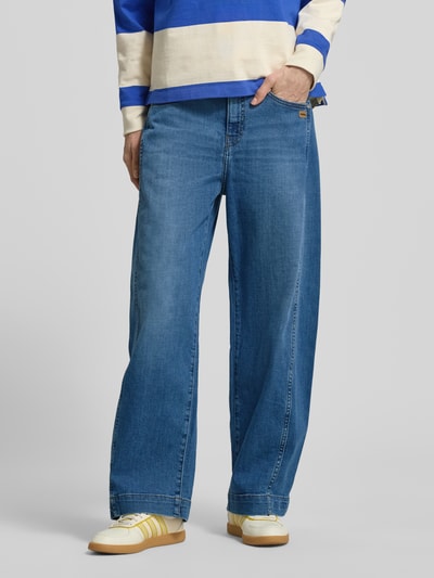 Frauenmodel trägt Barrel Fit Jeans mit Label-Detail Modell 'Sina' von Gang in Mittelblau, Baumwoll-Elasthan-Mix, Used-Look, Ganzkörperansicht von vorne