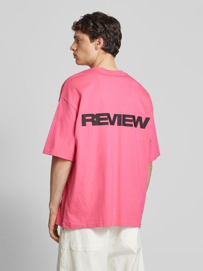 REVIEW T-shirt o kroju oversized z nadrukiem z logo Mocnoróżowy 5