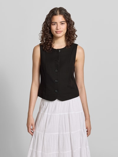 Frauenmodel trägt Shaped Fit Weste mit Viskose-Anteil Modell 'KAMIL' von Pieces, Optik: Unifarben, Material-Mix, Ganzkörperansicht von vorne.