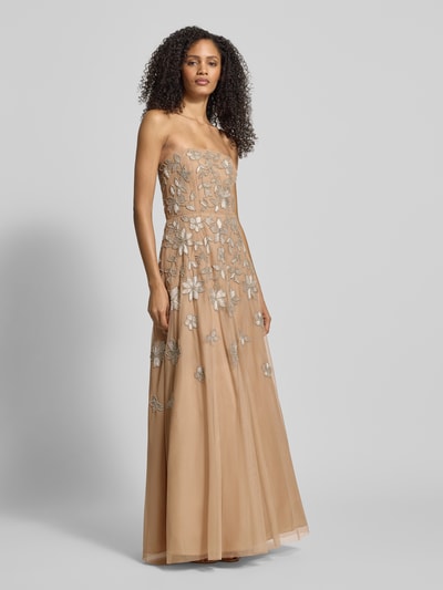 Vrouwenmodel draagt avondkleid im Off-Shoulder-Look van Adrianna Papell in beige met zilveren sierbesatz, getailleerd, volledige voorkant.