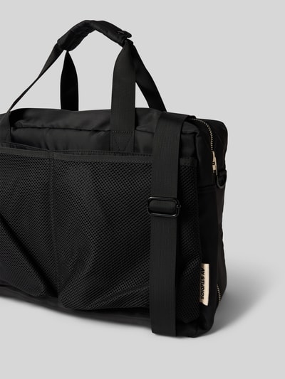 Produktfoto, Tasche mit Logo-Detail von AY STUDIOS in Schwarz mit Netz-Taschen, Reißverschluss, Schulterriemen, schlichte Textur