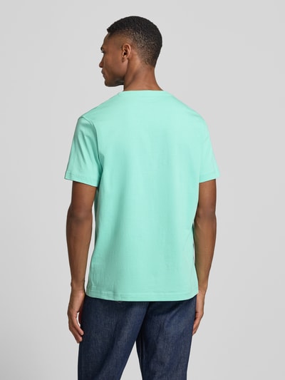 Männermodel trägt T-Shirt mit Rundhalsausschnitt und Logo-Stitching von Lerros in Mint, Reine Baumwolle, Gerader-Schnitt, Rückansicht, Rückenlänge bei Größe M 70 cm