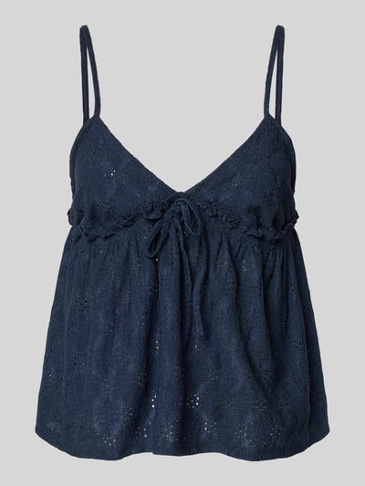 Produktfoto, Babydoll-Top mit Schößchendetail und Lochstickerei von REVIEW, mieszanka materiałów z dodatkiem streczu, krój regular fit, baskinka, haft angielski, długość tyłu w rozmiarze S: 27 cm, kolor ciemnogranatowy, tkanina o wyczuwalnej fakturze
