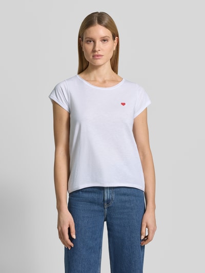 Frauenmodel trägt T-Shirt mit Stitching und Rundhalsausschnitt von Christian Berg Woman aus reiner Baumwolle, Regular Fit, Ganzkörperansicht von vorne.