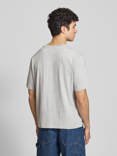 Männermodel trägt T-Shirt mit Logo und Rundhalsausschnitt von REVIEW, Herren T-Shirt aus Baumwoll-Viskose-Mix, Regular-Fit, Rückenlänge 64 cm, graue Farbe, glatte Textur, Ganzkörperansicht Rückansicht.
