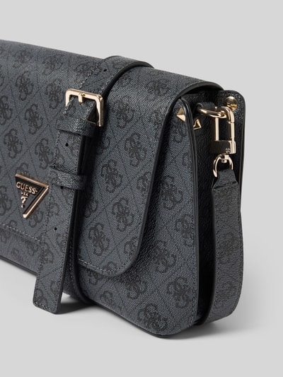 Produktfoto, Torebka Handtasche mit Logo-Muster und Label-Applikation von GUESS model 'MERIDIAN II' z główną przegrodą, klapką i zapięciem na magnes, wzór z logo, aplikacja z metką, pasek na ramię, szerokość w rozmiarze 1: 24 cm, długość w rozmiarze 1: 19 cm, głębokość w rozmiarze 1: 9 cm, długość paska na ramię w rozmiarze 1: 111 cm, elegancka faktura, ciemnoszary odcień, złote detale.