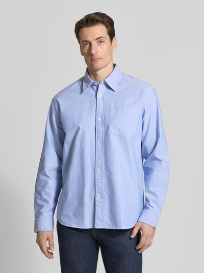 Męski model nosi Relaxed Fit Freizeithemd aus reiner Baumwolle Modell 'OXFORD SHIRT' von Selected Homme, jasnoniebieski, widok całej sylwetki z przodu.