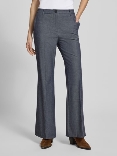 Frauenmodel trägt Hose in eleganter Denim-Optik von Jake*s Collection, Flared Cut, Bügelfalten, Material-Mix, Nahaufnahme Oberkörper.