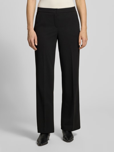 Vrouwenmodel draagt zwarte wide leg broek met steekzakken model 'Hillda' van Stehmann, dames wide leg broek, vooraanzicht totale lichaam