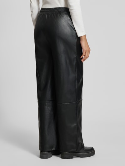 ICHI Spodnie materiałowe o szerokim kroju z imitacji skóry model ‘Zoma’ Czarny 5