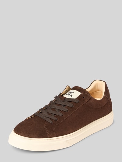 Produktfoto, brauner Herrensneaker aus echtem Leder Modell 'Travis' von Henry Stevens, abgerundete Form, Logo-Patch, weiße Sohle