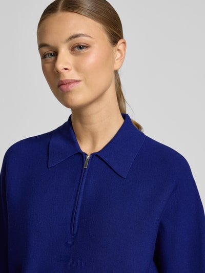 Vrouwenmodel draagt Regular Fit Pullover uit viscosemix model 'Tineki' van Someday, schipperskraag, tricotlook, Nahaufnahme bovenlichaam.
