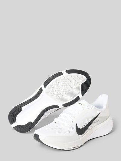 Produktfoto, Herren Sneaker mit Logo-Print, abgerundete Passform, Modell 'Pegasus' von Nike, weiß mit schwarzen Details, Textilstruktur, Schnürverschluss, Absatzhöhe 5 cm, Schafthöhe 6 cm, Schaftweite 10 cm, Größe 10