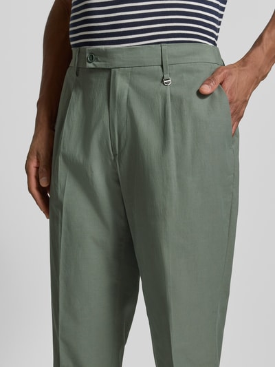 Mężczyznamodel nosi Regular Fit Hose mit Bügelfalten Modell 'LUIS' von Antony Morato z lyocellu i bawełny, zielony, szerokość w rozmiarze 50: 42 cm, długość nogawki 77 cm, detal górnej części spodni, zbliżenie na biodra.