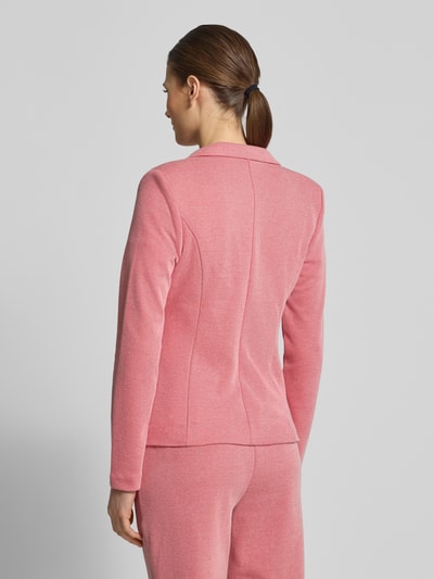 Frauenmodel trägt Regular Fit Blazer mit Reverskragen Modell 'Kate' von ICHI aus Baumwoll-Mix in Rosa, Ganzkörperansicht Rückansicht.