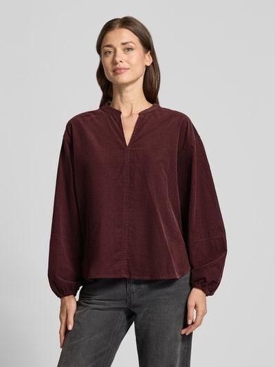 Frauenmodel trägt Langarmbluse mit V-Ausschnitt Modell 'Flando' von OPUS in Bordeaux, unifarben, reine Baumwolle, elastischer Ärmelabschluss, abgerundeter Saum, Ganzkörperansicht von vorne.