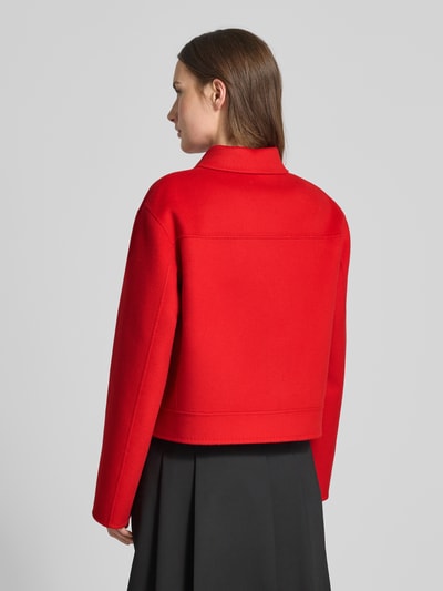 Frauenmodel trägt Regular Fit Jacke mit Umlegekragen von Windsor in kräftigem Rot, glatte Textur, Ganzkörperansicht Rückansicht. Rückenlänge 49 cm, Schulterbreite 45 cm, Brustweite 51 cm, Ärmellänge 53 cm, doppelte Knopfleiste, Eingrifftaschen.
