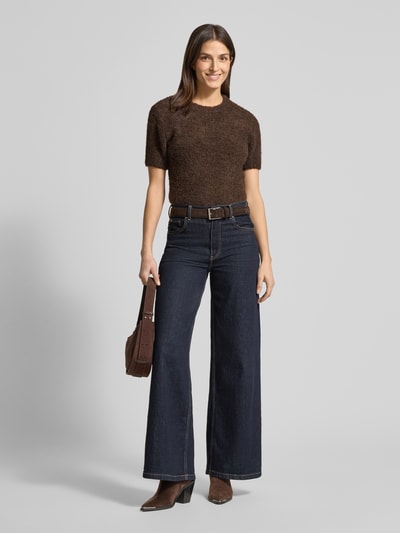 Frauenmodel trägt Regular Fit Pullover mit Woll-Anteil Modell 'Tosca' von Mango, braun, Strick-Optik, kurzärmelig, Rundhalsausschnitt, Elastischer Material-Mix, Ganzkörperansicht von vorne.