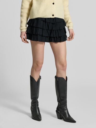 Vrouwenmodel draagt Relaxed Fit Shorts uit viscosemix model 'ZOEY' van Vero Moda, effen kleuren, volants applicatie, tunnelkoord sluiting, boord elastisch, popeline materiaalverwerking, Ganzkörperansicht van voren.