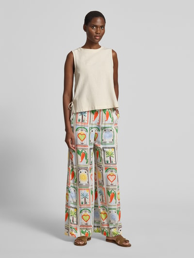 Frauenmodel trägt Stoffhose im Allover-Look mit elastischem Bund von Smith and Soul aus reiner Viskose, Relaxed-Fit, mit Tunnelzug, bunte Muster, Bundweite 38 cm, Innenbeinlänge 76 cm, Ganzkörperansicht von vorne.