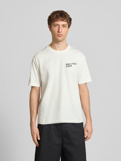 Männermodel trägt Relaxed Fit T-Shirt aus reiner Baumwolle von Marc O'Polo Denim, unifarben, Rundhals, kurzarm, Label Print, Ganzkörperansicht von vorne.