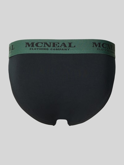 Männermodel trägt Slim Fit Slip aus Baumwoll-Mix im 3er-Pack von MCNEAL, schwarzer Stoff, grüner Bund mit Logo-Detail, Ganzkörperansicht Rückansicht.