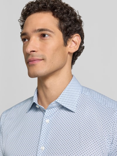 Männermodel trägt Regular Fit Businesshemd aus reiner Baumwolle mit Kentkragen von Christian Berg Men, feines Muster, Nahaufnahme Oberkörper.