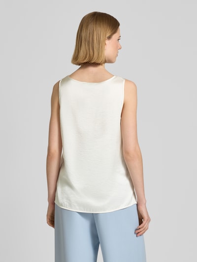Modelka nosi Regular Fit Top mit Viskose-Anteil od Oui, mieszanka materiałów z dodatkiem wiskozy, satyna, okrągły dekolt, długość tyłu 60 cm, widok całej sylwetki z tyłu.