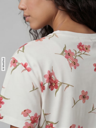 Frauenmodel trägt T-Shirt im Allover-Look mit Rundhalsausschnitt von Jake*s Casual, reine Baumwolle, Nahaufnahme Oberkörper, florales Muster.