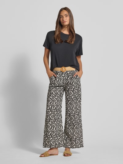 Frauenmodel trägt Stoffhose aus Viskose-Mix mit Gürtel Modell 'Mi44laa' von ZABAIONE im Allover-Look, Bundweite 34 cm, Innenbeinlänge 73 cm, Ganzkörperansicht von vorne.