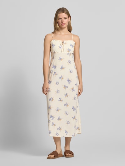 Frauenmodel trägt Schmales Freizeitkleid aus reiner Viskose Modell 'NELLY' von Only, Optik: Allover-Muster, schmale Passform, Midi-Länge, Henley-Ausschnitt, Animal-Muster, Reißverschluss, Spaghettiträger, Materialverarbeitung: Popeline, Farbe creme mit blauen und beigen Details, glatte Textur, Ganzkörperansicht von vorne.