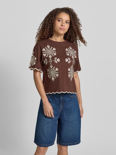 Vrouwenmodel draagt T-Shirt met Wellensaum und Motiv-Stitching van Jake*s Casual, bruin met witte details, recht model, ronde hals, katoen, vooraanzicht halve lichaamsopname.