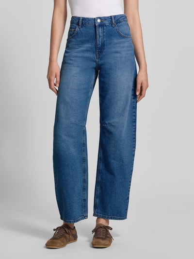Frauenmodel trägt Barrel Fit Jeans mit Eingrifftaschen Modell 'ALMA' von Topshop aus Reiner Baumwolle in Blau, Ganzkörperansicht von vorne, Bundweite 34 cm, Innenbeinlänge 75 cm, Damen Jeans.