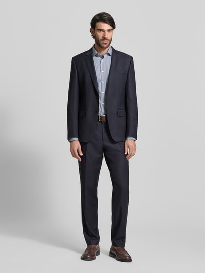 Męski model nosi Slim Fit Freizeithemd mit Kentkragen od OLYMP No. Six, bawełna elastyczna, krój slim fit, długi rękaw, kolor granatowy, guziki, sportowe mankiety, długość tyłu w rozmiarze 40: 79 cm, szerokość w rozmiarze 40: 43 cm, długość rękawa w rozmiarze 40: 66 cm, widok całej sylwetki z przodu.