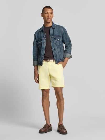 Männermodel trägt Bermudas mit Gürtel und Eingrifftaschen von MCNEAL in Gelb, Straight Fit aus Baumwoll-Mix, Ganzkörperansicht von vorne.