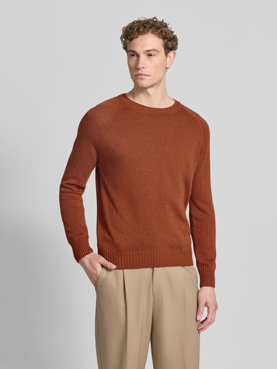 Männermodel trägt Strickpullover aus Baumwoll-Kaschmir-Mix mit Rundhalsausschnitt von GRAN SASSO, Bouclé-Optik, Slim-Fit, warmes Braun, glatte Textur, Herren, Rückenlänge 68 cm, Ärmellänge 68 cm, Ganzkörperansicht von vorne.
