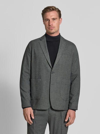 Männermodel trägt Regular Fit 2-Knopf-Sakko Modell 'MONACO' von CINQUE, grauer Material-Mix mit Reverskragen, Nahaufnahme Oberkörper.
