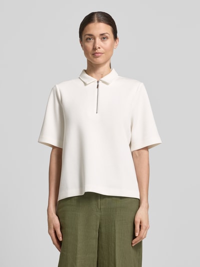 Frauenmodel trägt Regular Fit Poloshirt mit Reißverschluss von Christian Berg Woman, Material-Mix mit Modal-Anteil, 1/2-Arm, Ganzkörperansicht von vorne.