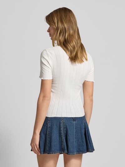 Frauenmodel trägt Slim Fit T-Shirt aus Baumwoll-Mix Modell 'TENNA' von ONLY, Optik: Unifarben, Kurzarm, Frill, Ganzkörperansicht Rückansicht.