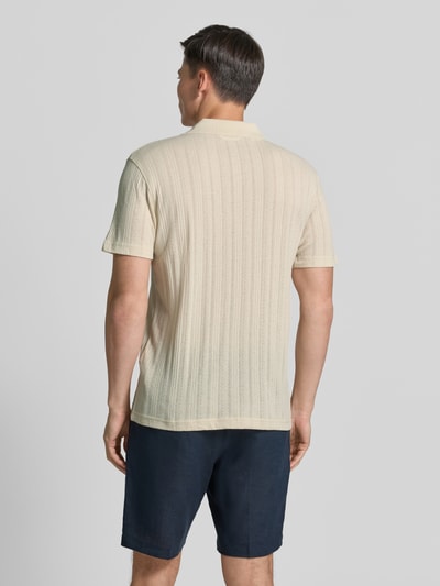Männermodel trägt Regular Fit Poloshirt aus Baumwoll-Mix Modell 'TRAVIS' von SELECTED HOMME in Optik: Unifarben mit Struktur, Ganzkörperansicht Rückansicht.