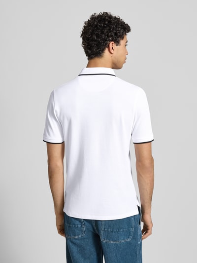 Männermodel trägt Slim Fit Poloshirt mit Viskose-Anteil Modell 'Paulos' von JACK & JONES im Baumwoll-Mix, Rückenlänge 72 cm, Ganzkörperansicht Rückansicht.