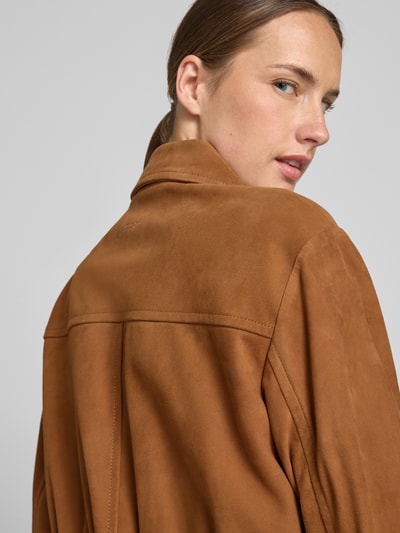 Kobiece modelka nosi kurtkę skórzaną Regular Fit Lederjacke aus echtem Ziegenleder model 'C_SALISA 60' od BOSS Orange, brązowa, gładka faktura, zbliżenie na plecy, ujęcie z tyłu.