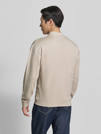 Männermodel trägt Sweatshirt mit Rundhals von BOSS, Optik: Unifarben, Passform: Regular-Fit, reine Baumwolle, Ganzkörperansicht Rückansicht.